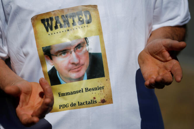 Un producteur laitier de la FNSEA porte un T-shirt avec le portrait d’Emmanuel Besnier, le PDG de Lactalis, à Laval le 23 août.