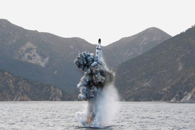Tir d’un missile depuis un sous-marin, selon une photo d’archives diffusée le 24 avril par l’agence nord-coréenne KCNA.
