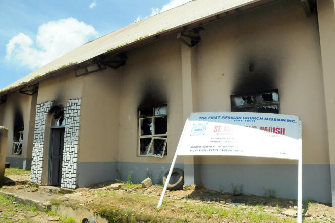 Une église brûlée dans une précédente attaque attribuée à des militants islamistes, le 6 juillet 2015, dans la ville nigériane de Jos (Etat du Plateau)