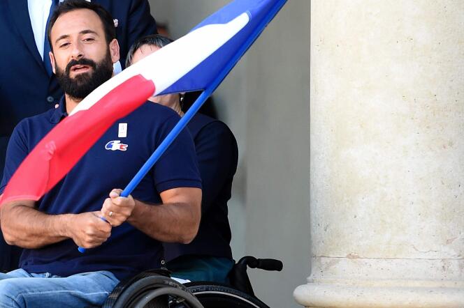 Michaël Jérémiasz, porte-drapeau de la délégation paralympique pour les Jeux de Rio, sur le perron de l’Elysée, en août 2016.