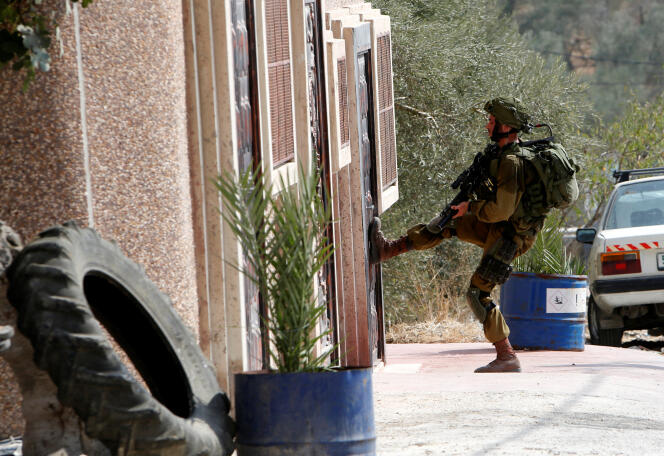 Un soldat israélien, le 24 août, dans le village de Madama près de Naplouse.