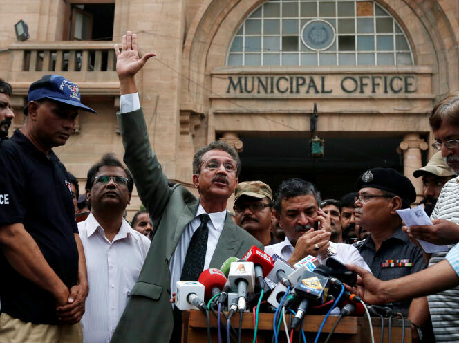 Waseem Akhtar, élu maire de Karachi le 24 août, alors qu’il est emprisonné pour sédition et terrorisme. Il a pu se rendre au Conseil de la communauté urbaine pour voter.
