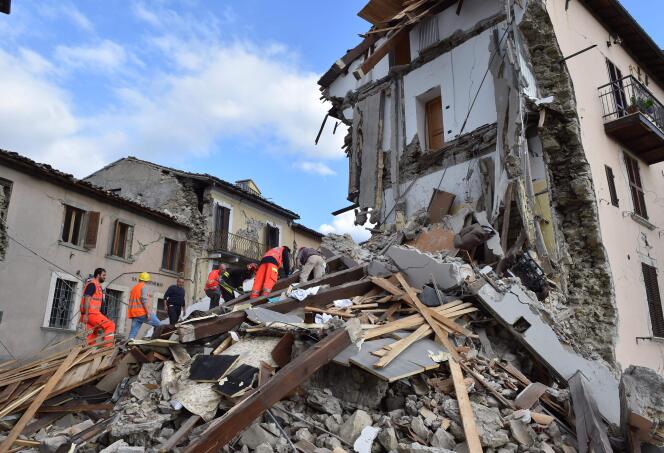Des sauveteurs cherchent dans les décombres d’Arquata del Tronto, après le seisme d’une magnitude de 6,2 qui a frappé le centre de l’Italie mercredi 24 septembre.