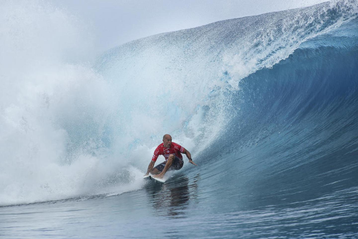 Surf : Kelly Slater sacré roi de la vague de Teahupoo