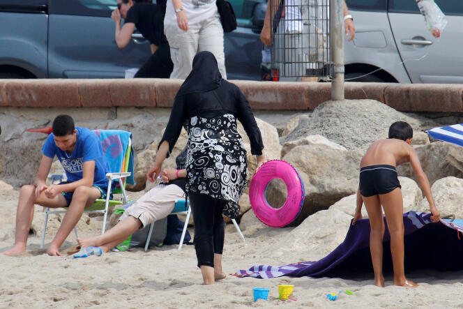 Une femme portant un voile  musulman sur une plage à Marseille, le 17 août 2016.