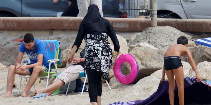 Voile Musulman Sur Les Plages Une Pantalonnade Selon La