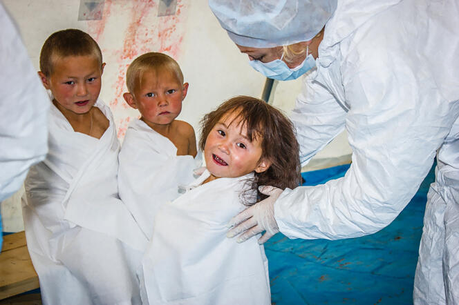 Un médecin observe l’état de santé d’enfants à Yar-Salé, en Sibérie occidentale, après la réapparition de la maladie du charbon (photo non datée).