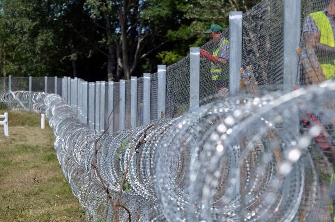 Une barrière érigée contre les migrants à la frontière entre la Hongrie et la Serbie, le 31 mai 2016.
