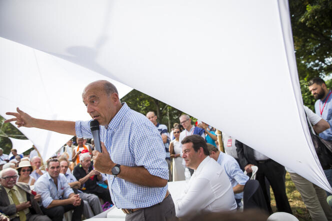 Alain Juppé, candidat à la primaire à droite, fait sa rentrée politique au cours d'une réunion de ses supporters à Chatou, samedi 27 août 2016.