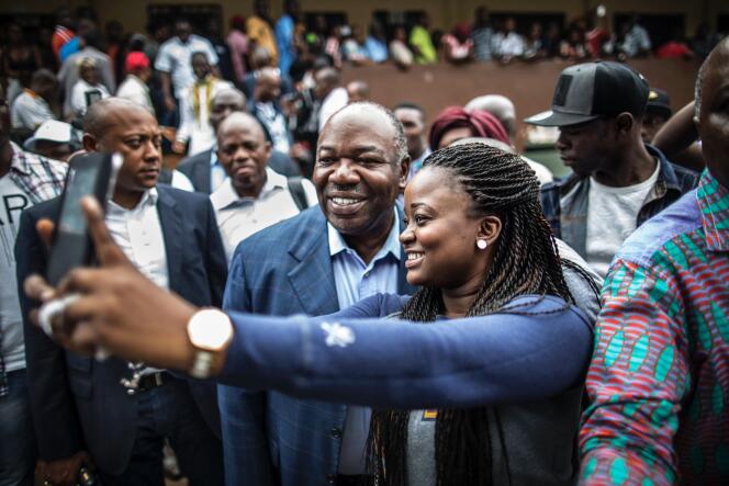 Le président du Gabon, Ali Bongo, pose avec l’une de ses partisanes après avoir voté à l’élection présidentielle, le 27 août, à Libreville, la capitale.