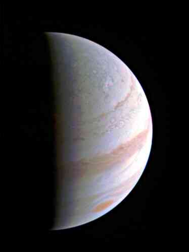 Première des photographies de Jupiter prises par Juno, alors que la sonde se trouvait à 703 000 kilomètres de la planète, le 27 août.