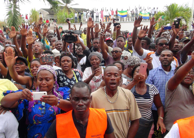 Des partisans du chef de l’opposition, Jean Ping, à Libreville le 28 août 2016.