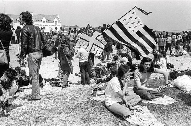 Plusieurs dizaines de milliers de personnes participent à une manifestation anti-nucléaire, organisée par le comité de lutte contre la centrale de Plogoff, le 25 mai 1980.
