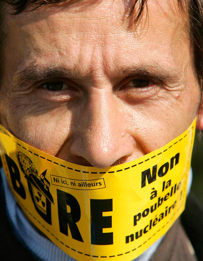 Un militant antinucléaire proteste contre le projet d’enfouissement de déchets nucléaire à Bure, le 24 septembre 2015.