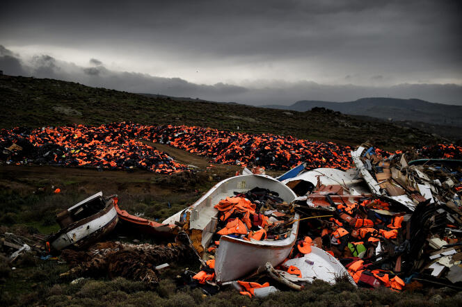 Des gilets de sauvetage et des débris d’embarcations abandonnés après la traversée de la mer Egée. Méthymne, île de Lesbos, 19 février 2016.