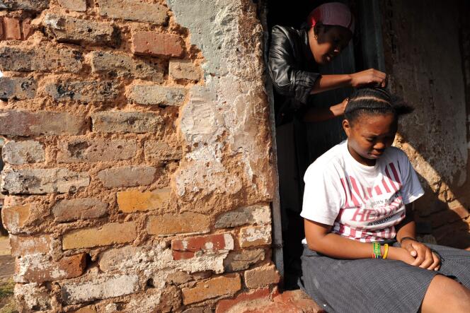 Une femme sud-africaine se coiffant les cheveux. Johannesburg, Afrique du Sud, 2010.