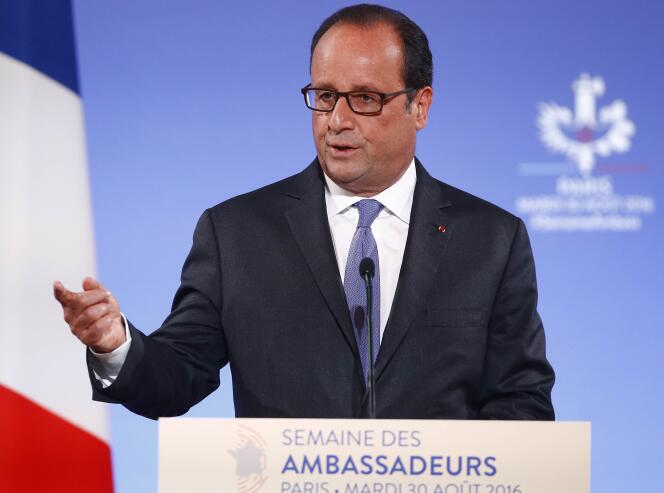 François Hollande s’adresse aux ambassadeurs français, mardi 30 août, à Paris.