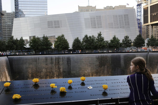Recueillement devant Ground Zero, où se trouvaient les deux tours du World Trade Center à New York, avant leur effondrement lors de l’attentat du 11 septembre 2001.