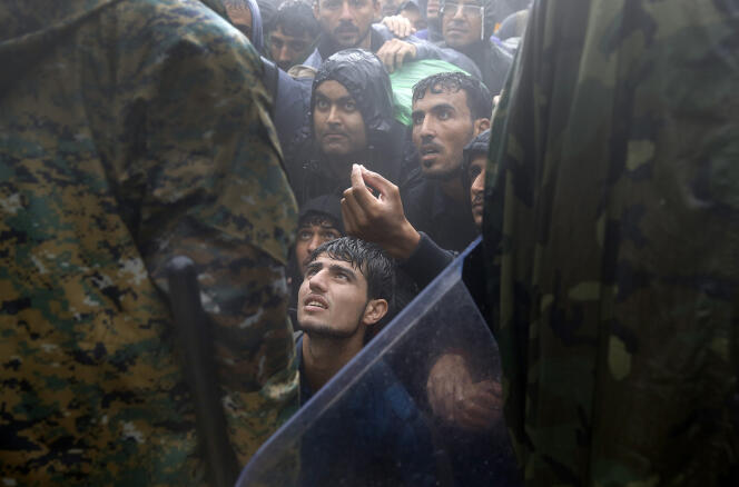 Migrants et réfugiés suppliant la police de les laisser traverser la frontière pour entrer dans l’ancienne République yougoslave de Macédoine. Près du village grec d’Idomeni, 10 septembre 2015.