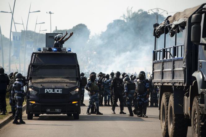 Des policiers patrouillent dans les rues de Libreville, le 31 août.