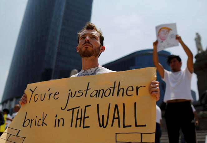 Un manifestant brandit une pancarte « juste une autre brique dans le mur » le 31 août 2016 à Mexico.