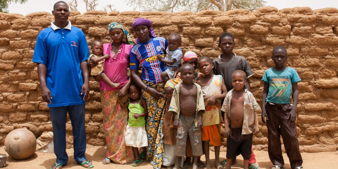 Achirou, ses deux femmes et dix de leurs quatorze enfants, A Serkin Yamma, au Niger.