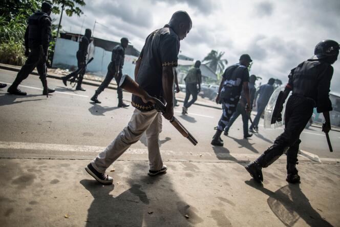 Des forces de l’ordre patrouillent aux abords de l’Assemblée nationale, à Libreville, le 1er septembre.