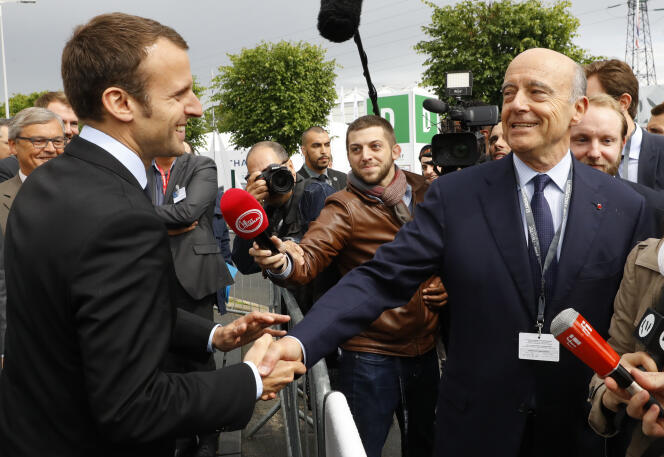 Emmanuel Macron et Alain Juppé, au salon Eurosatory 2016, le 16 juin.