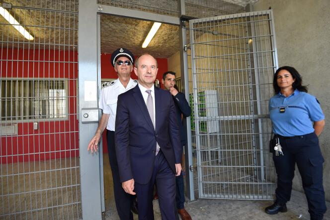 Le ministre de la justice, Jean-Jacques Urvoas, lors d’une visite à la prison de Béziers, le 1er septembre.