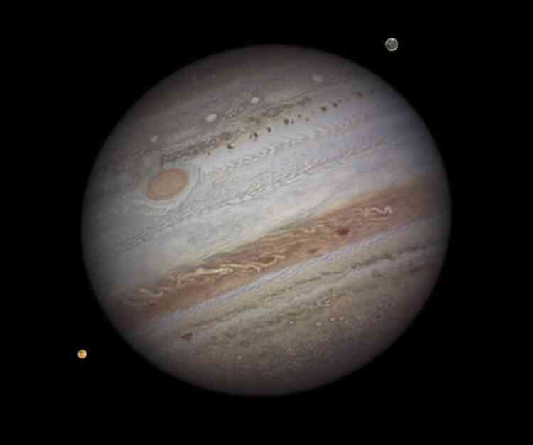 Par comparaison, photographie de Jupiter et de ses lunes, Io et Ganymède, par l’astronome amateur Damian Peach, le 12 septembre 2012. Le sud de la planète est en haut de l’image.