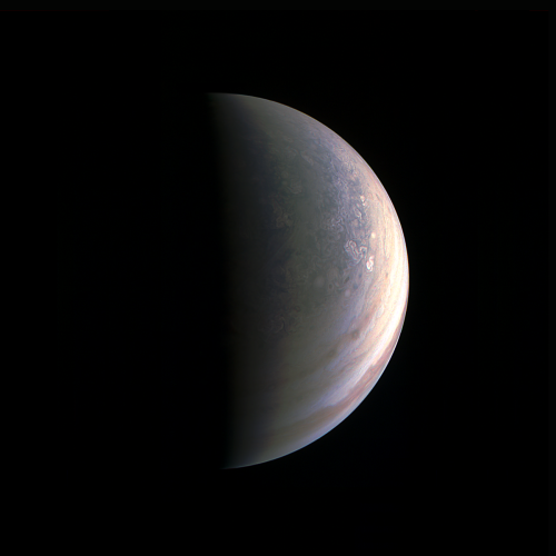 Vue du pôle nord de Jupiter par la sonde Juno, le 27 août, deux heures avant son passage au plus près de la planète gazeuse. Les chercheur soulignent le grand nombre de perturabtions et de cyclones, qui ne sont pas ordonnés en bande comme autour de l’équateur.