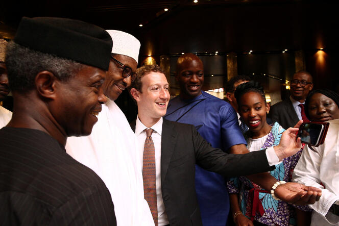 Le président nigérian, Muhammadu Buhari, et le vice President Yemi Osinbajo font un selfie avec Mark Zuckerberg, le patron de Facebook.