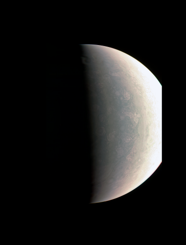 La sonde Juno était à 48 000 kilomètres de Jupiter quand elle a pris ce cliché qui révèle le sommet de nuages et des orages, différents de ceux déjà observés dans le Système solaire, selon la NASA. La couleur bleutée indique aussi une composition différente de l’atmosphère aux plus basses latitudes: sa palette variée des nuages s’explique par ses principaux composés, l’ammoniac (verdâtre), l’hydrosulfide d’ammoniac (rouge-orangé) et l’eau (bleue).