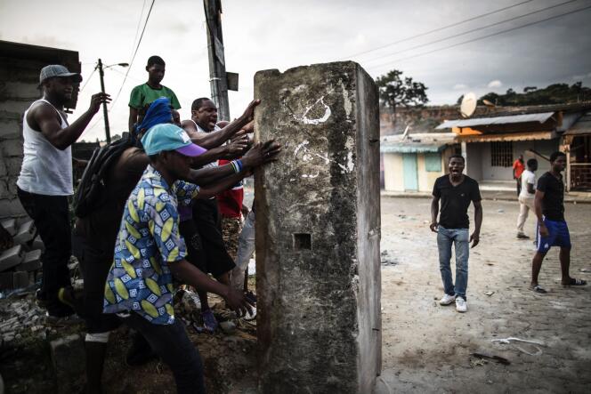 Des opposants à Ali Bongo dressent une barricade dans le quartier de Nstara, à Libreville, le 1er septembre.