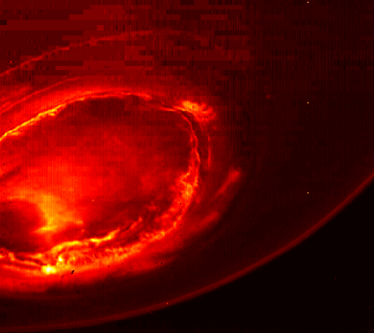 Cette vue en infrarouge, prise par l’instrument JIRAM de la sonde Juno, montre une aurore australe au-dessus du pôle sud de Jupiter.