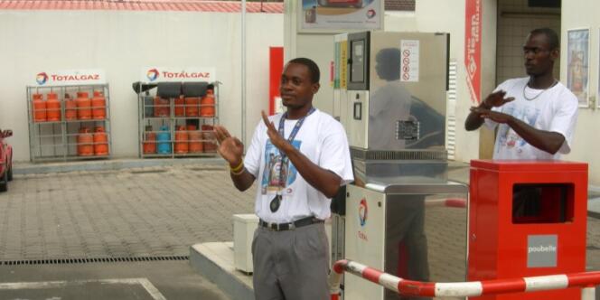 Des employés d’une station Total, à Libreville en 2011.