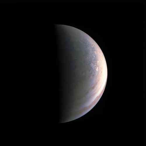 La sonde américaine Juno est arrivée en orbite autour de la géante gazeuse en juillet, ­révélant de nouveaux clichés spectaculaires. Son objectif est notamment d’étudier l’atmosphère et la météo, mais aussi le champ ­magnétique et la gravité de la plus grande des planètes, dont la formation et l’histoire ­restent mystérieuses. Les survols ­continueront jusqu’en 2018.