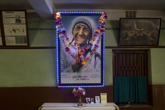 Une photo de Mère Teresa dans la léproserie Gandhiji Prem Nivas des missionnaires de la Charité, à Titagarh, en Inde, le 3 septembre 2016.