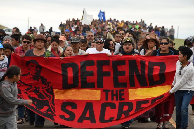 Des Amérindiens se rendent sur un site de tombes sacrées, près du camp où des centaines de manifestants se sont rassemblés pour soutenir les habitants de la tribu sioux de Standing Rock. La veille, des bulldozers ont commencé à retourner la terre sur le site, déclenchant des affrontements entre les manifestants et des agents de sécurité. Près de Cannon Ball, Dakota du Nord, le 4 septembre.