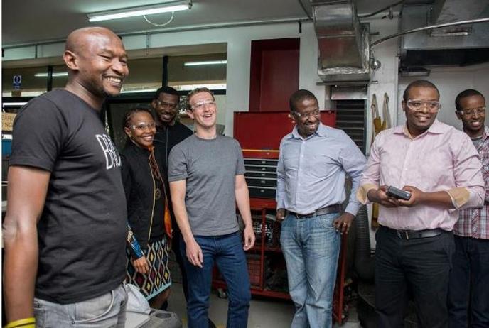 Mark Zuckerberg visite l’iHub de Nairobi, au Kenya, le 1er septembre 2016.