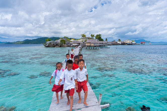 Enfants revenant de l’école dans l’île indonésienne de Sulawesi, en mai 2012.
