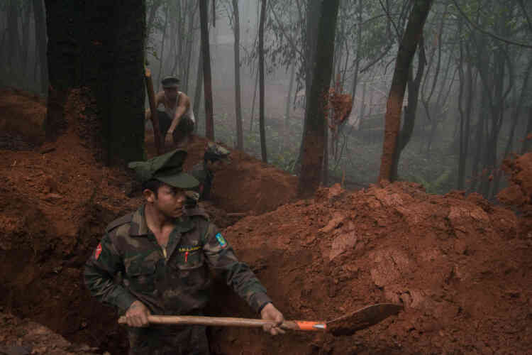 Des soldats de la TNLA creusent des tranchés autour du camp militaire de Naw Krii qui est profondément enfuit dans les montagnes.
