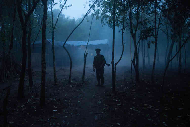Un soldat au crépuscule dans le camp militaire de Naw Krii. Durant la mousson le brouillard persiste pendant plusieurs jours limitant la visibilité à quelques mètres seulement.
