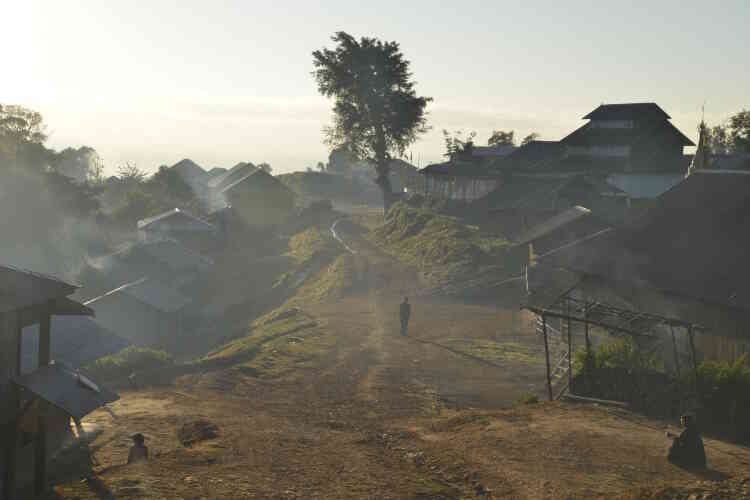 Le village de Ngong Nga à l’aube. Les villages Ta’ang sont le plus souvent situés au sommet des plus hautes montagnes de la région où la population est aller se refugier pour échapper au exactions des autres groupes ethniques.