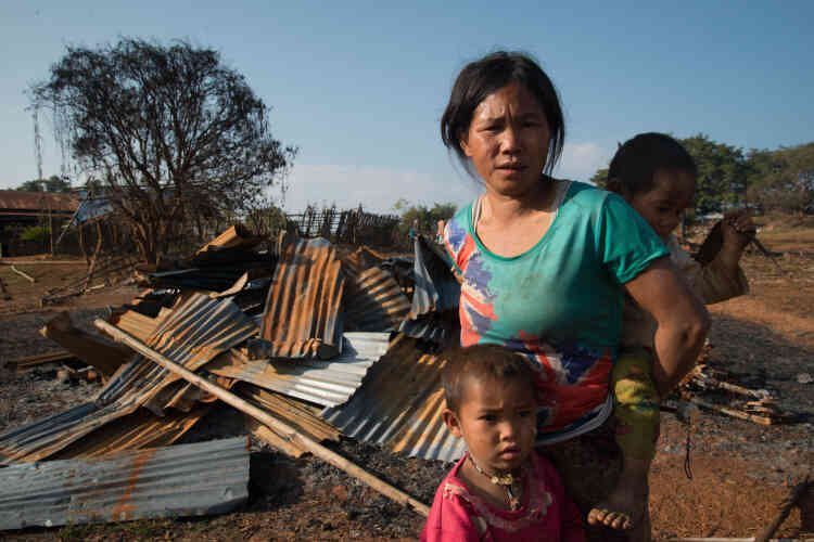 Une villageoise Ta’ang devant les ruines de sa maison, rasée par des soldats birmans en représailles d’une escarmouche des rebelles.