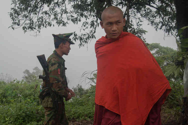 Un moine bouddhiste dans un camp de la TNLA.