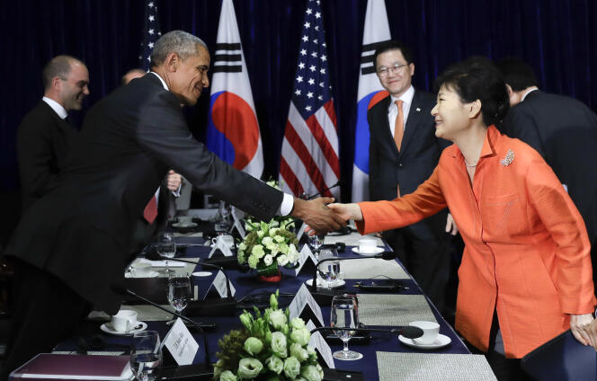 Le président Obama et la présidente sud coréenne Park Geun-hye concluent leurs réunion bilatérale en marge du sommet ASEAN à Ventiane au Laos, le 6 septembre 2016.