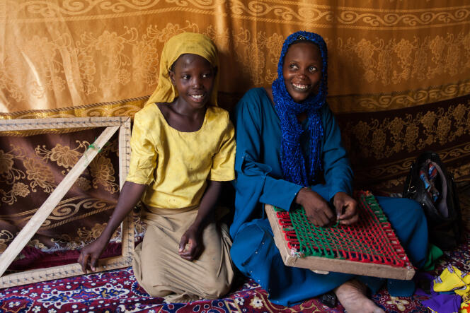 Aïcha chez elle, à N’Djamena, avec sa fille Fatime, 10 ans.