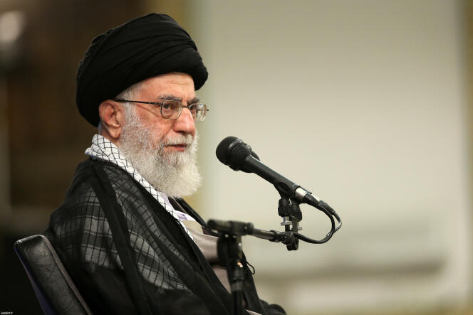 L’ayatollah Ali Khamenei, le 7 septembre, à Téhéran, lors d’une rencontre avec les survivants et les familles des victimes de la bousculade génate de La Mecque au cours de la quelle près de 500 Iraniens ont trouvé la mort, le 24 septembre 2015.