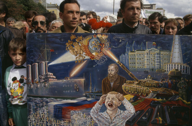Le 24 août 1991, des Moscovites accompagnent les dépouilles des trois victimes du putsch, tuées trois jours plus tôt.